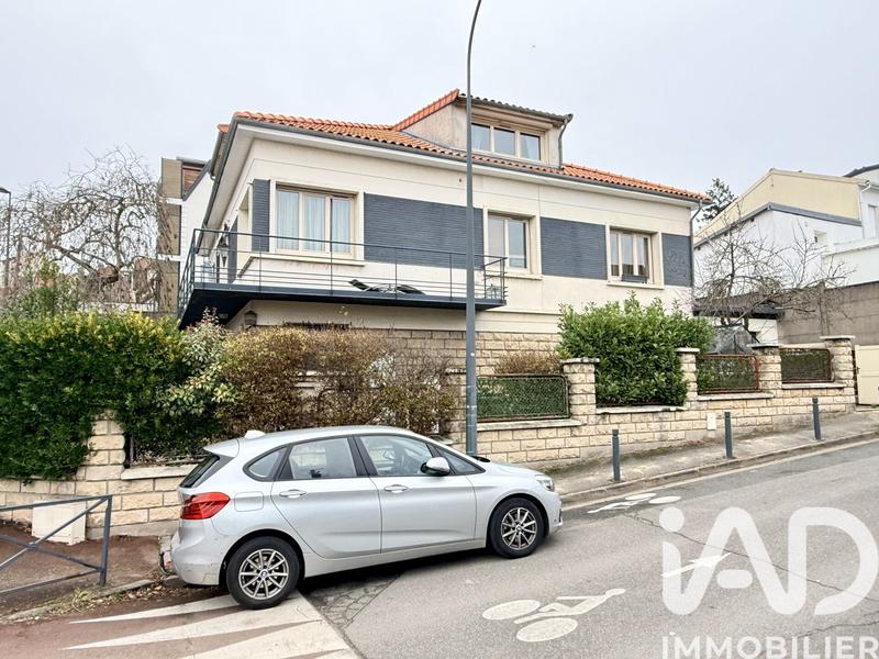 Maison - 230 m² - 8 pièces