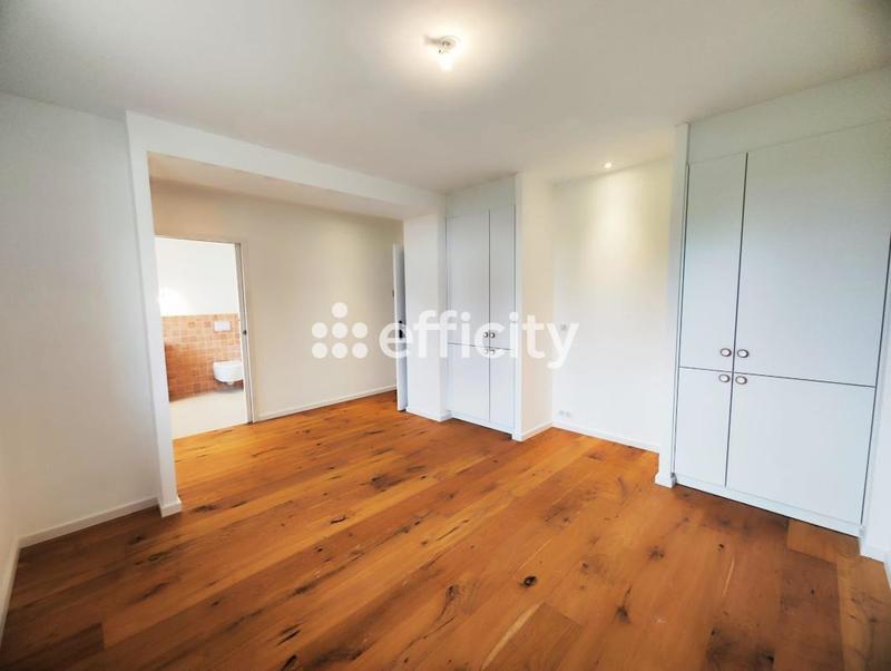 Pavillon - 265 m² - 7 pièces