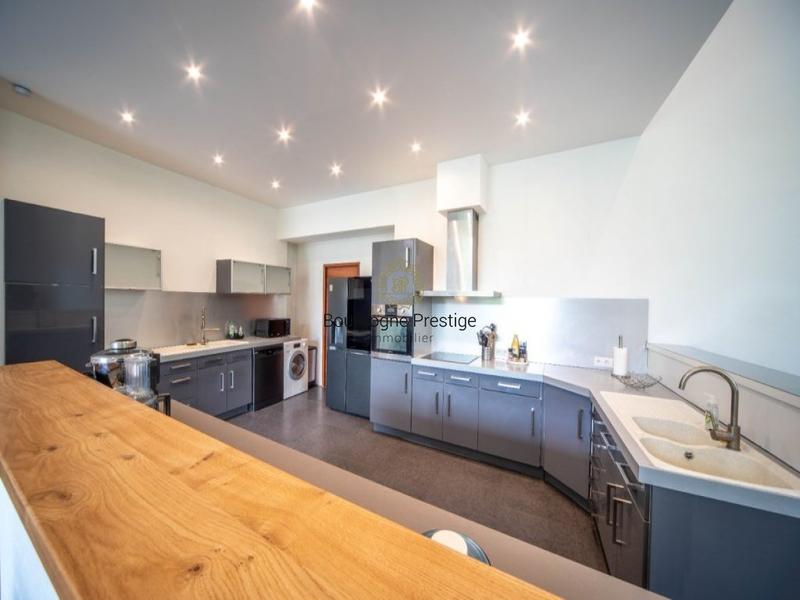 Propriété - 322 m² - 9 pièces