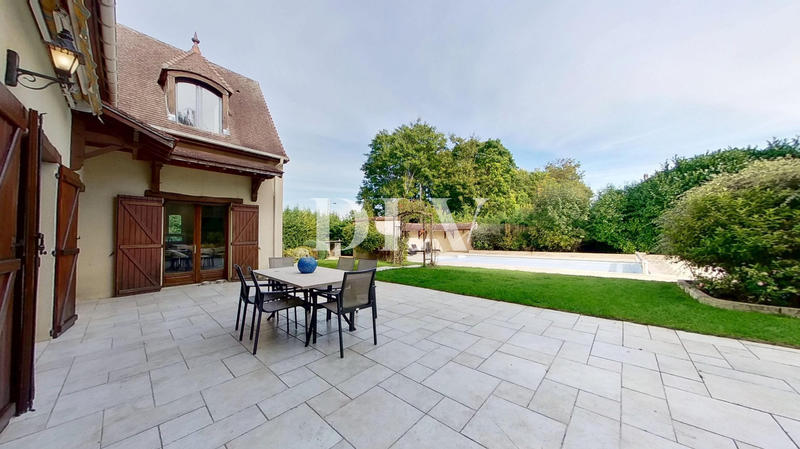 Maison - 214 m² - 8 pièces