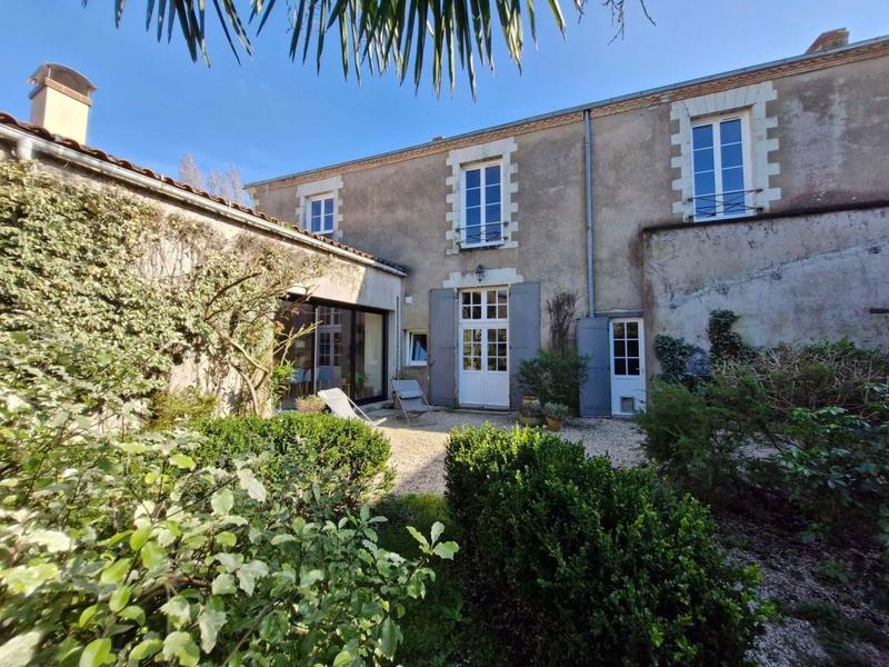 Maison - 225 m² - 7 pièces