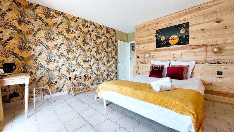 Maison - 370 m² - 12 pièces