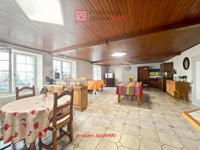 Maison - 228 m² - 9 pièces