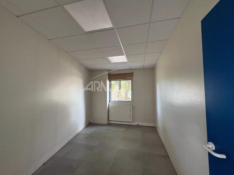 Entrepôt - 730 m² - 11 pièces