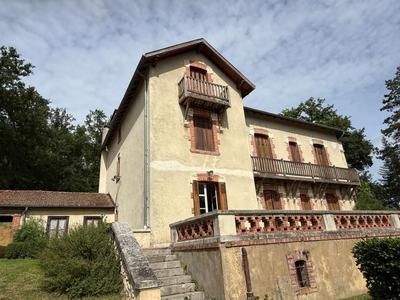 Maison - 1 500 m² - 40 pièces