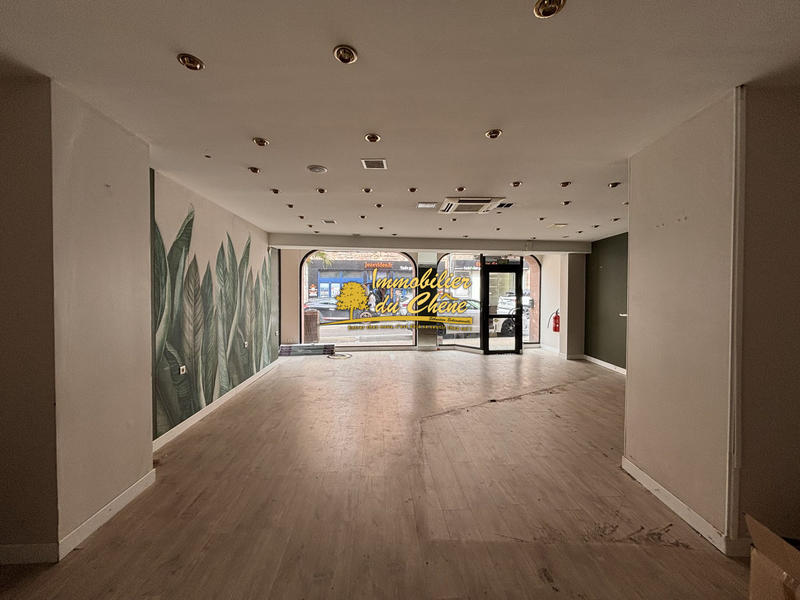 Local commercial - 211 m² - 7 pièces