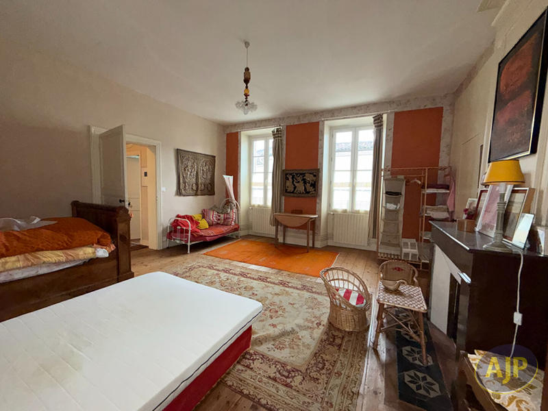 Maison - 278 m² - 9 pièces