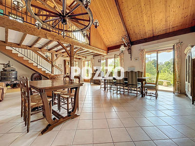 Maison - 220 m² - 8 pièces