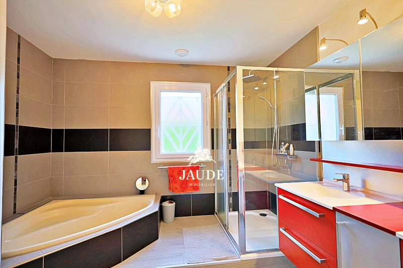 Maison - 180 m² - 5 pièces