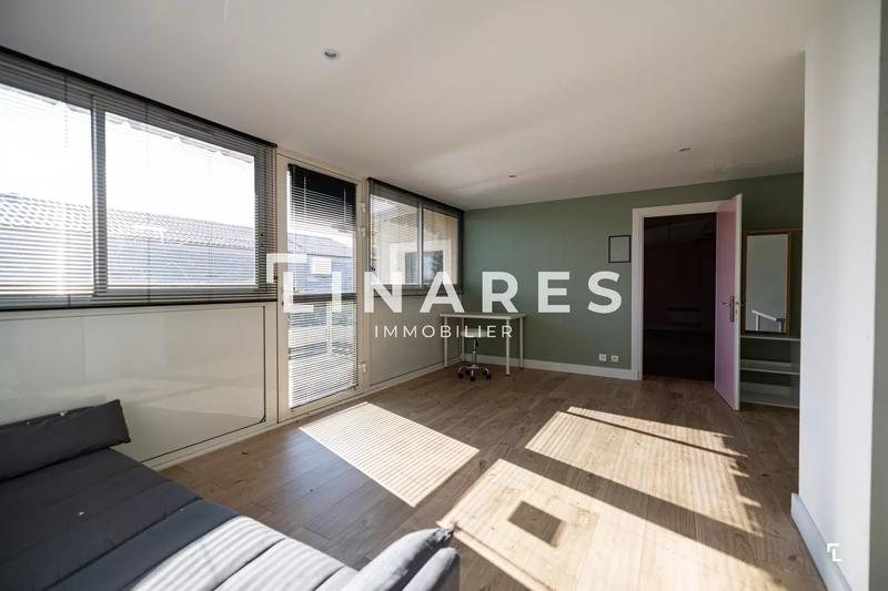 Magasins - 361 m² - 16 pièces