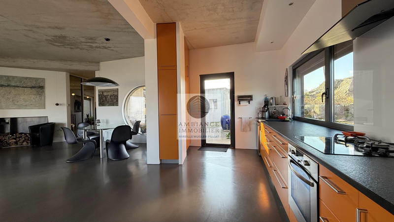 Maison - 241 m² - 8 pièces