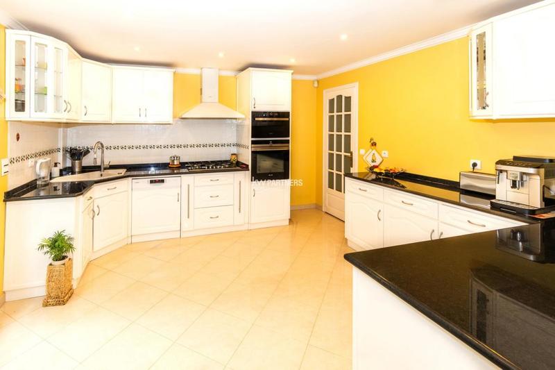 Maison - 230 m² - 8 pièces