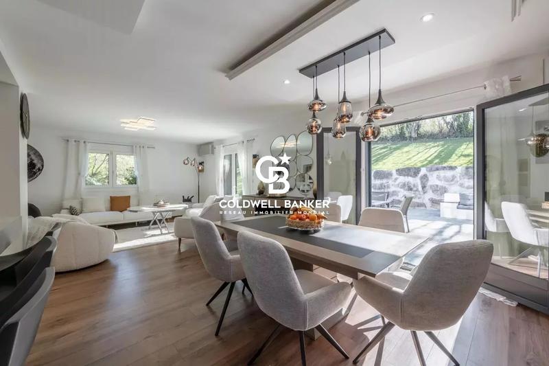 Maison - 280 m² - 10 pièces