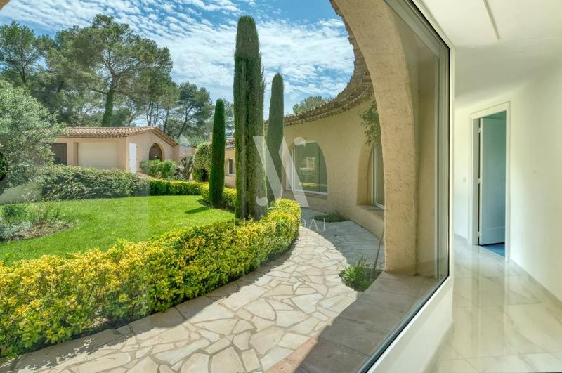 Villa - 646 m² - 10 pièces