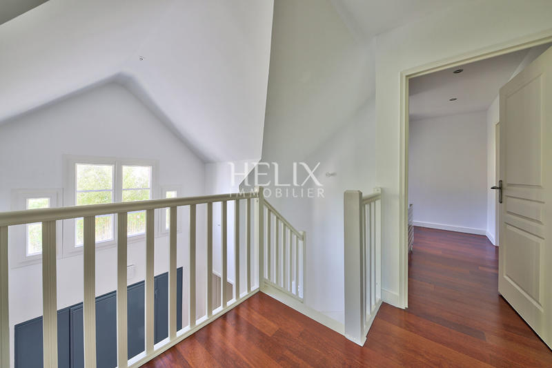 Maison - 240 m² - 8 pièces