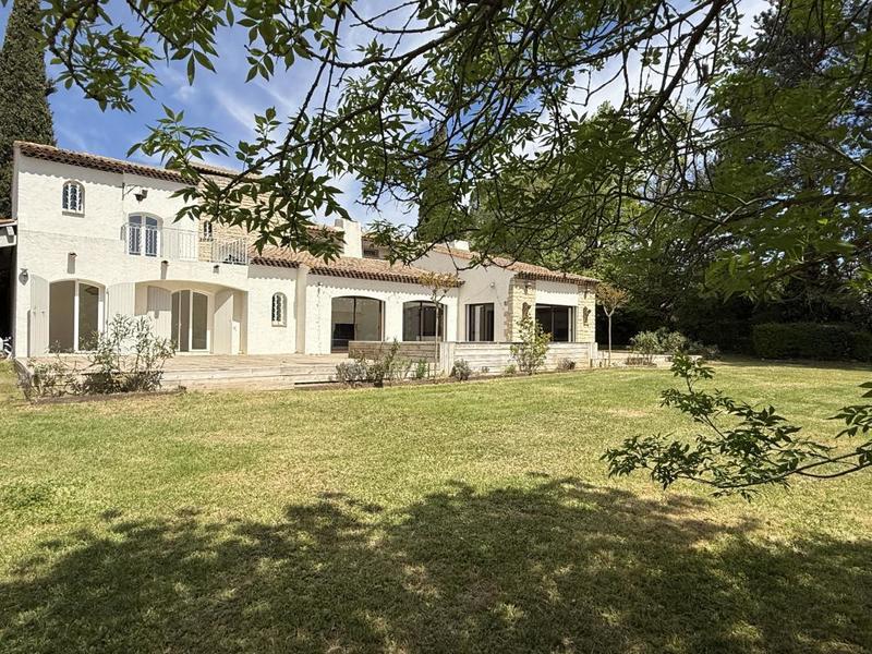 Maison - 242 m² - 9 pièces