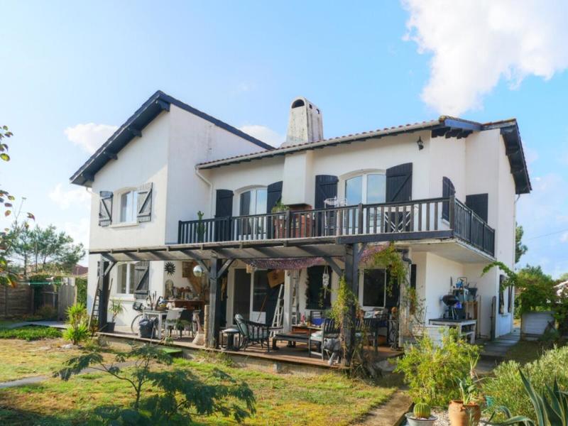 Maison - 220 m² - 8 pièces