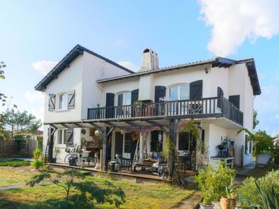 Maison - 220 m² - 8 pièces