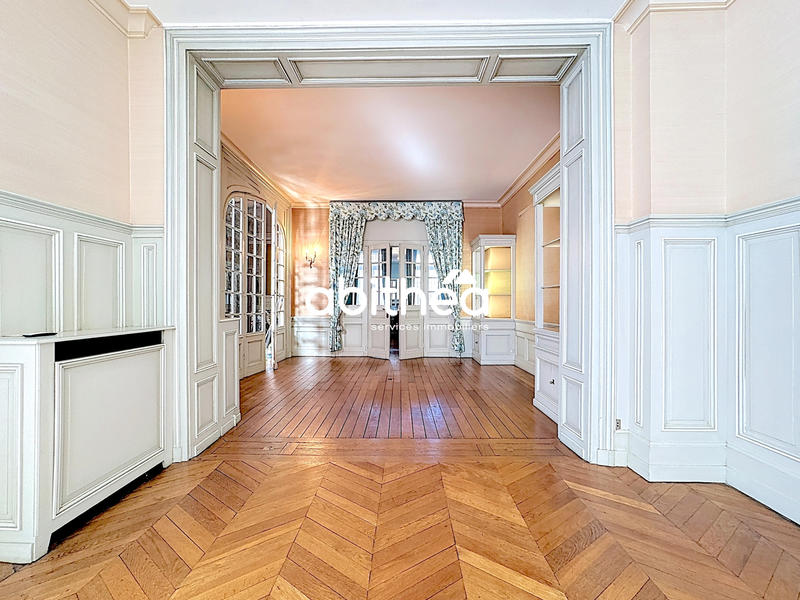 Maison - 328 m² - 10 pièces