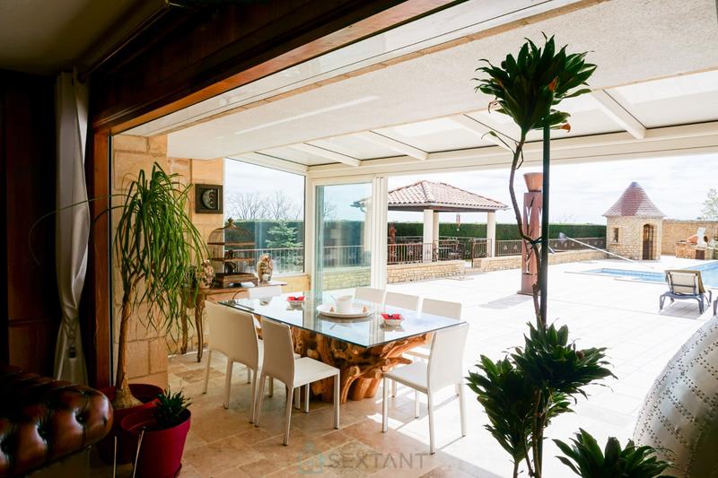 Propriété - 240 m² - 8 pièces