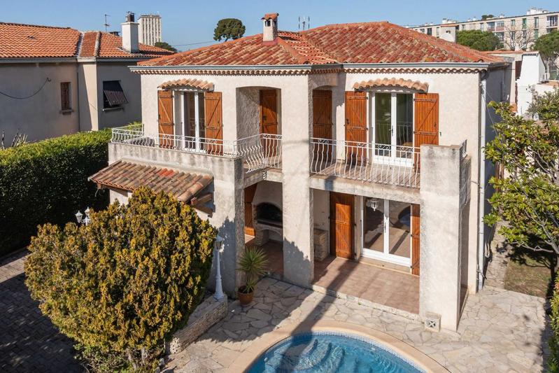 Villa - 222 m² - 6 pièces