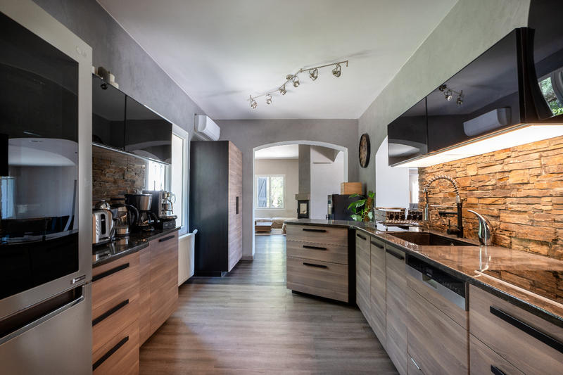 Propriété - 325 m² - 8 pièces