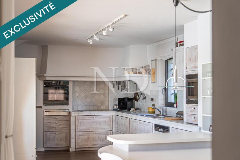 Maison - 377 m² - 12 pièces