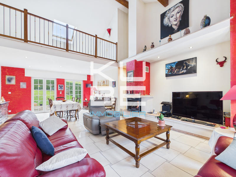 Maison - 220 m² - 8 pièces