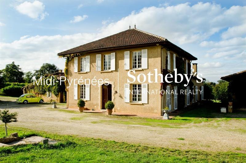 Maison - 427 m² - 15 pièces