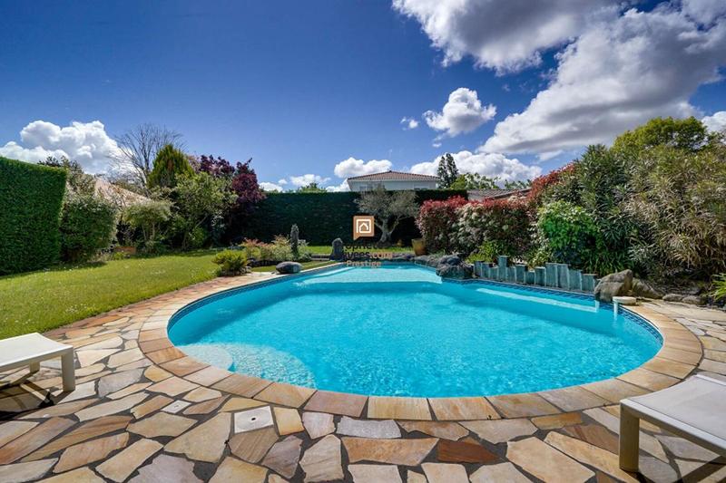 Maison - 181 m² - 8 pièces