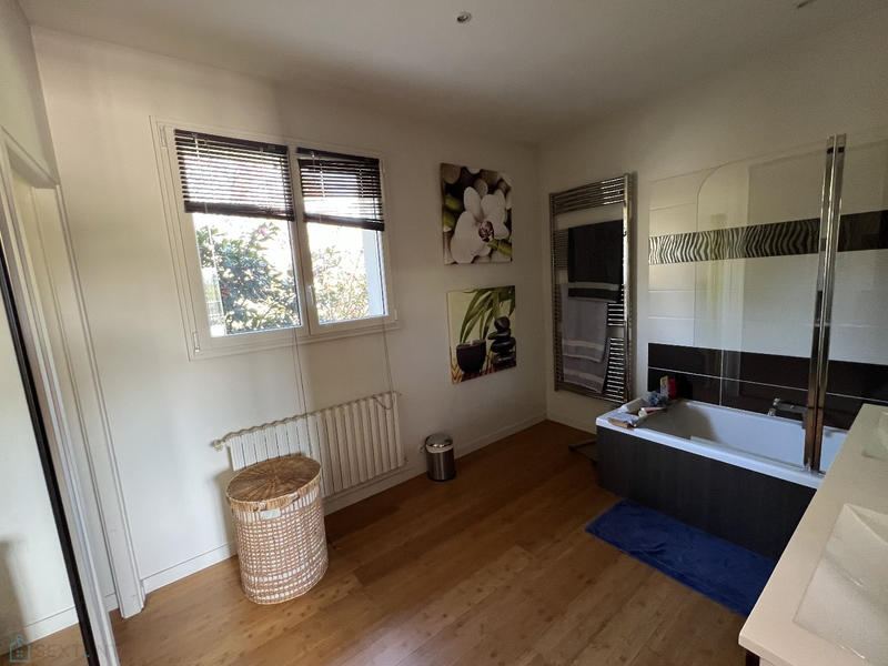 Maison - 298 m² - 9 pièces