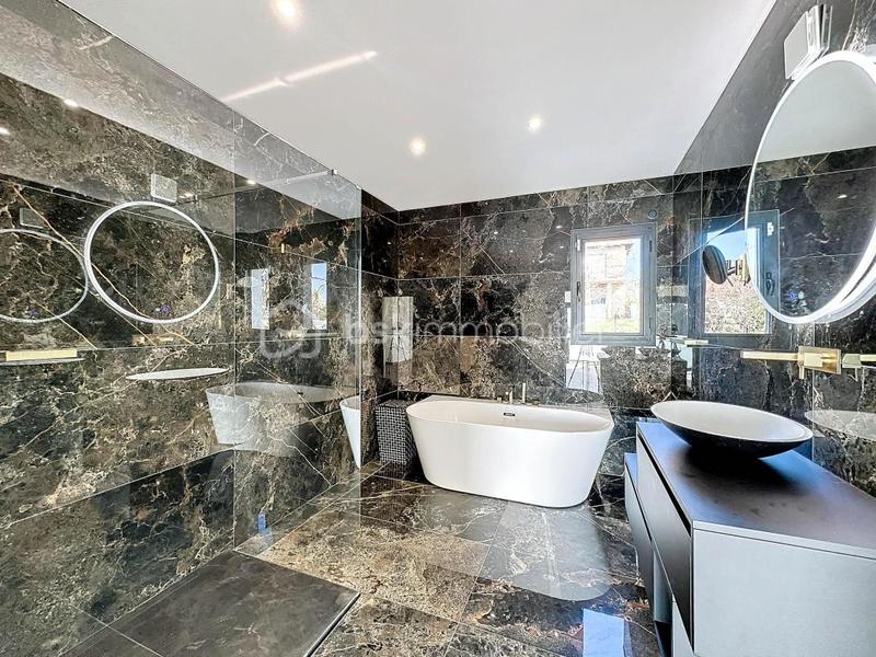 Maison - 198 m² - 6 pièces