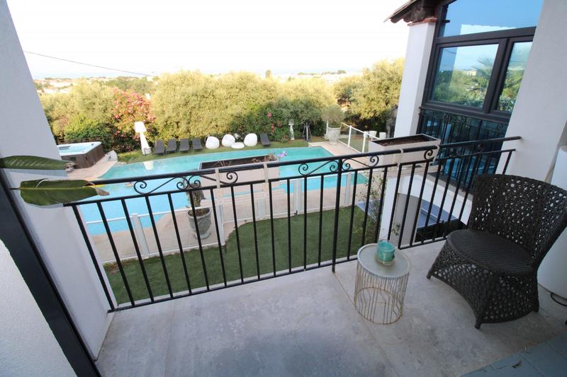 Maison contemporaine - 241 m² - 8 pièces