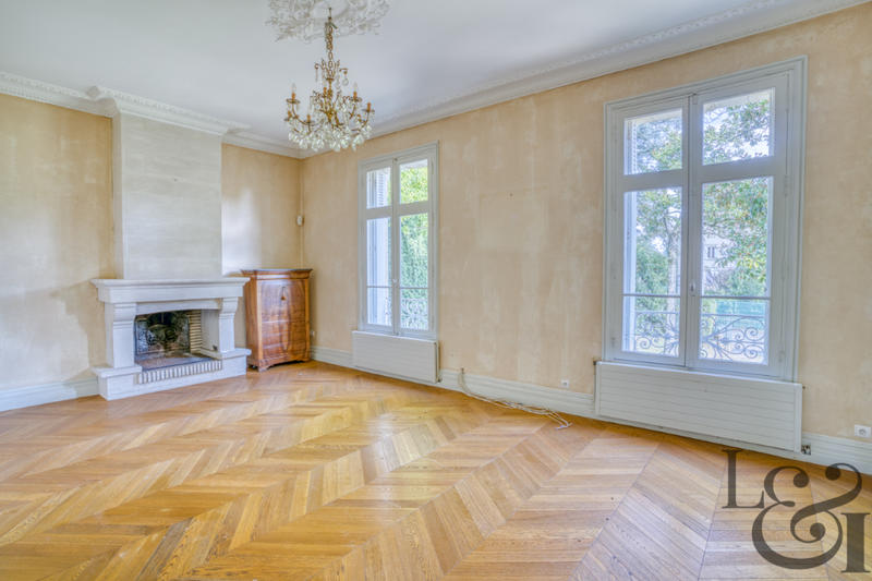 Maison - 281 m² - 10 pièces