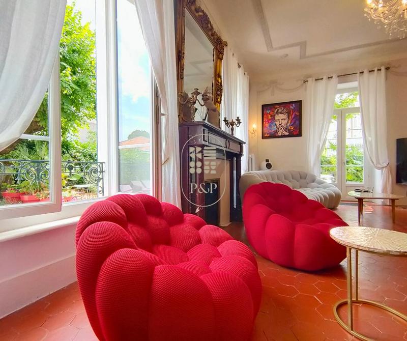 Maison - 408 m² - 8 pièces