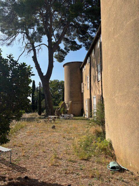 Maison - 1 200 m² - 25 pièces