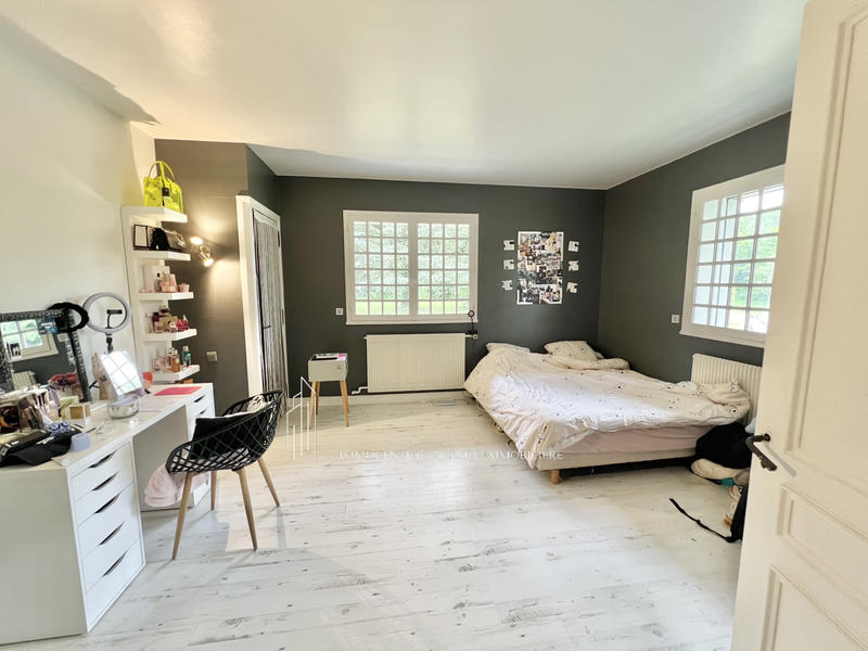 Propriété - 242 m² - 6 pièces