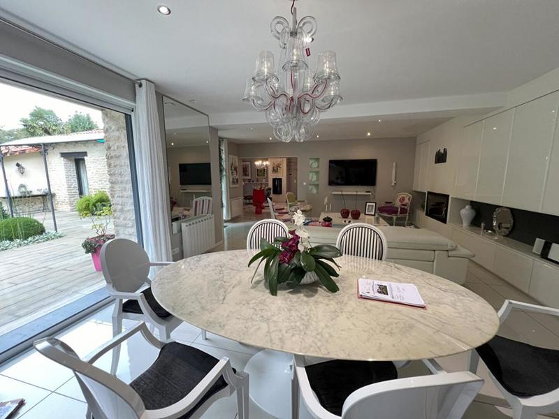 Maison - 270 m² - 12 pièces