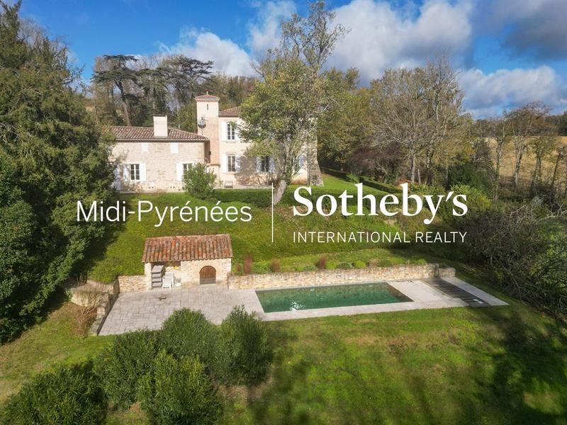 Maison - 458 m² - 12 pièces