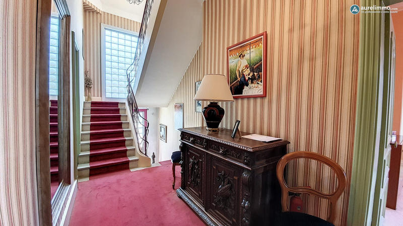 Maison - 285 m² - 9 pièces