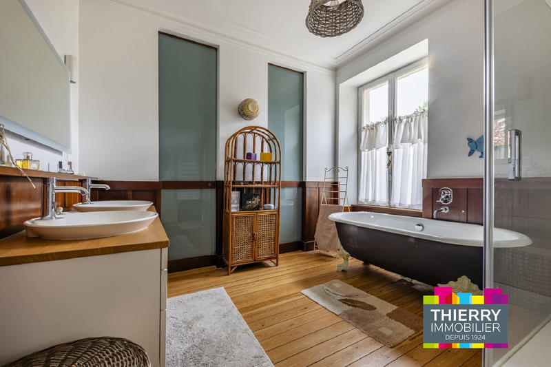 Demeure - 268 m² - 10 pièces