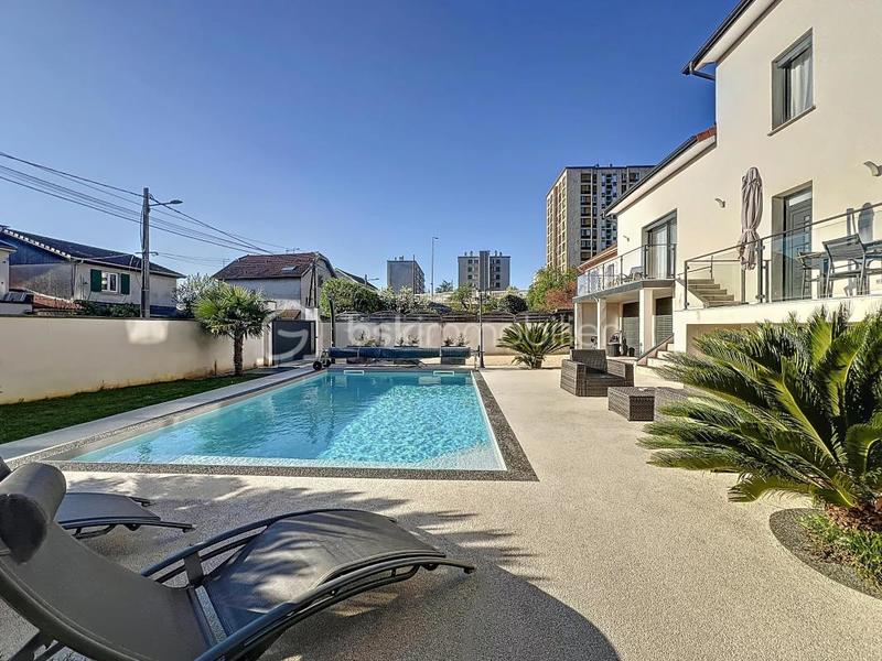 Maison - 180 m² - 7 pièces