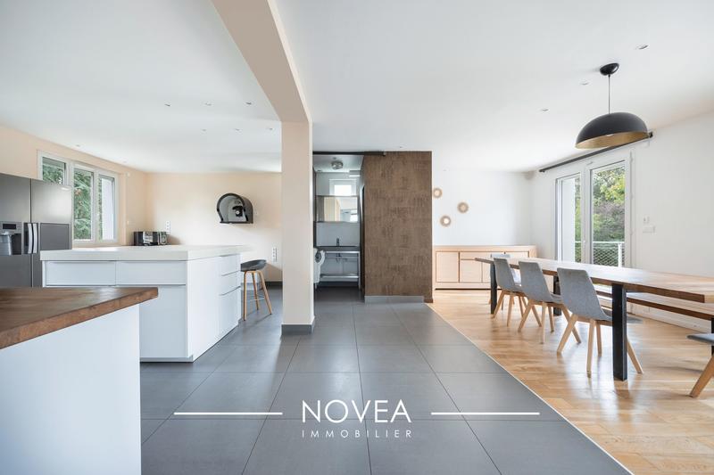 Maison - 296 m² - 8 pièces