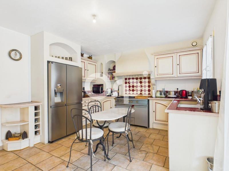 Maison - 220 m² - 7 pièces