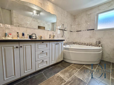 Maison - 217 m² - 8 pièces