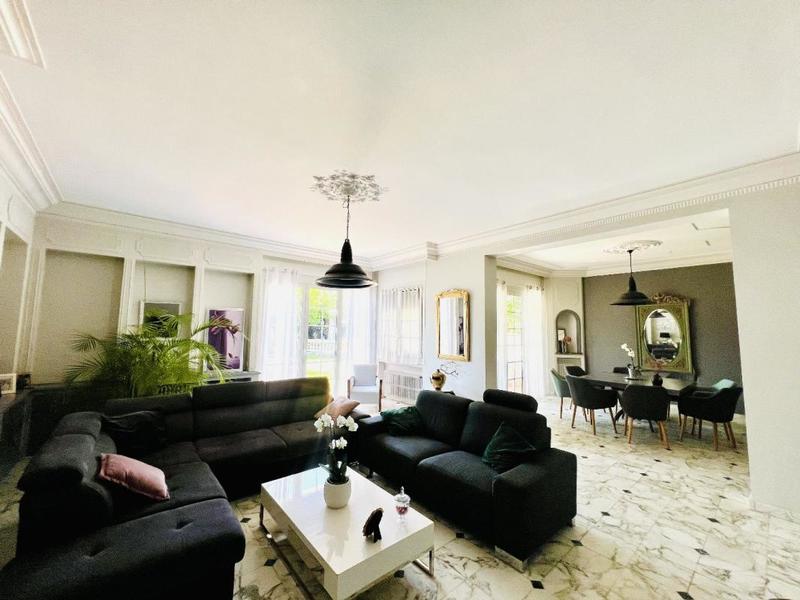 Maison - 210 m² - 8 pièces