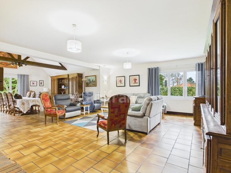 Propriété - 241 m² - 9 pièces