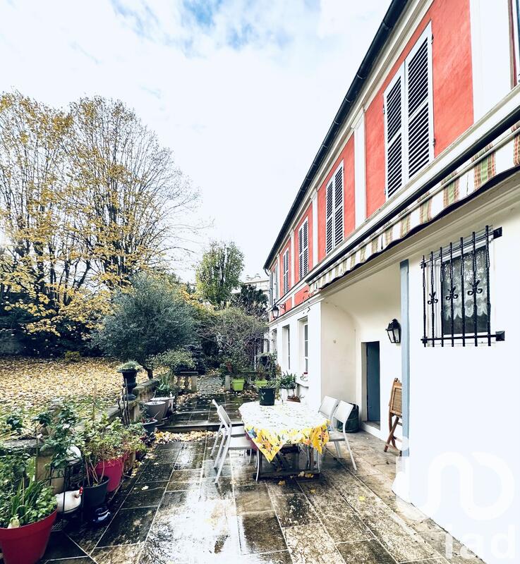 Maison - 220 m² - 10 pièces