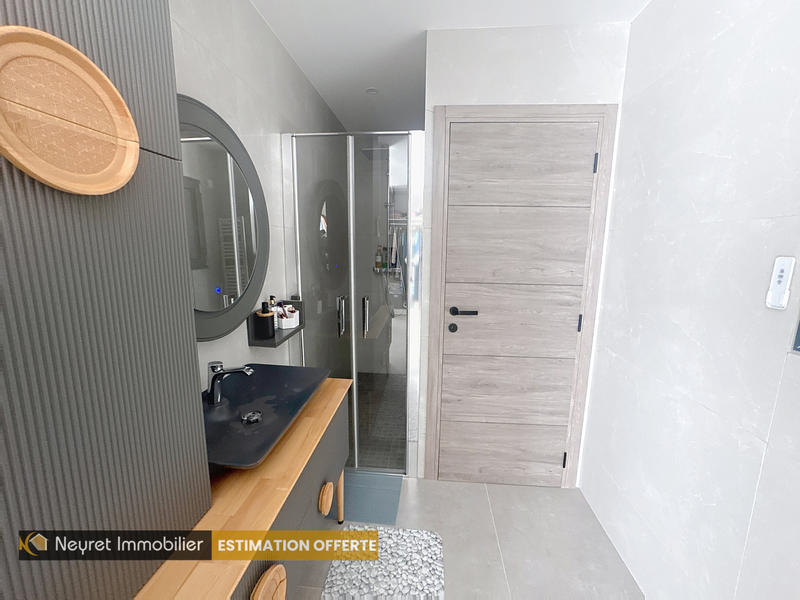 Maison - 237 m² - 9 pièces