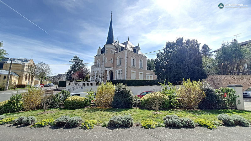 Maison - 285 m² - 9 pièces